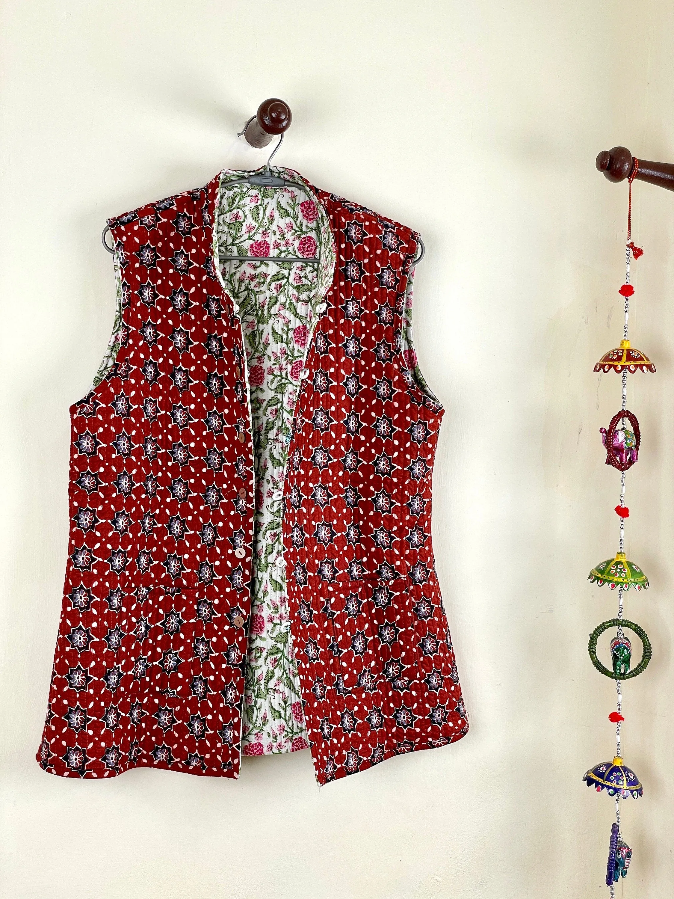 Indian Handmade Quilted Cotton Sleeveless Jacket White & Pink Floral Stylish Women's Vest, Reversible Waistcoat for Her